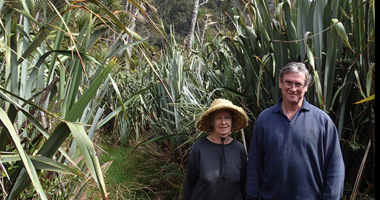 #image2 Sally & Giff in the flax